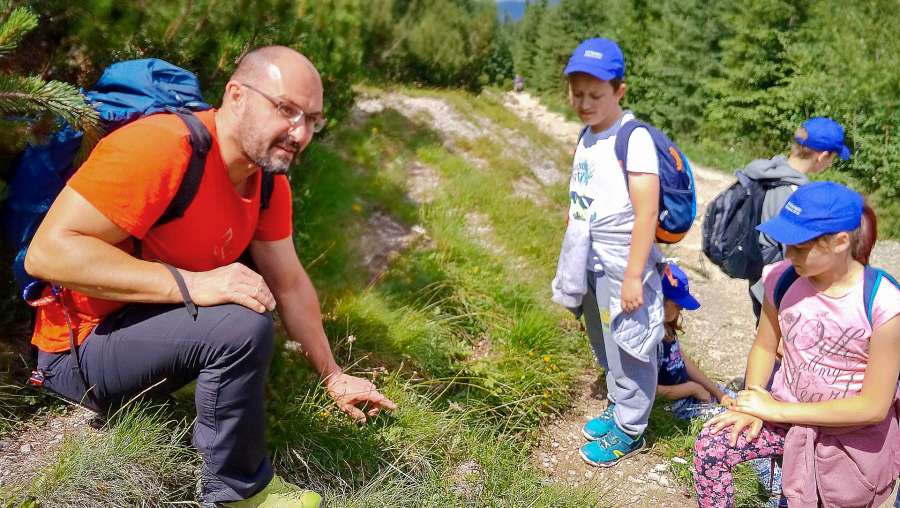 Przewodnik tatrzański z grupą dzieci